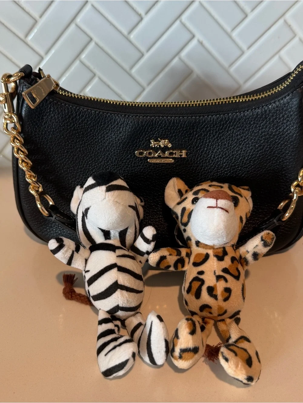 Authentic Coach Teri Shoulder bag in black with gold chain with FREE keychains